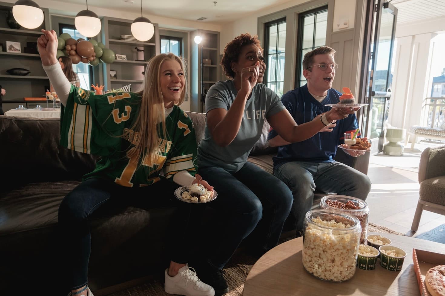 Famille regardant la télévision française en streaming IPTV