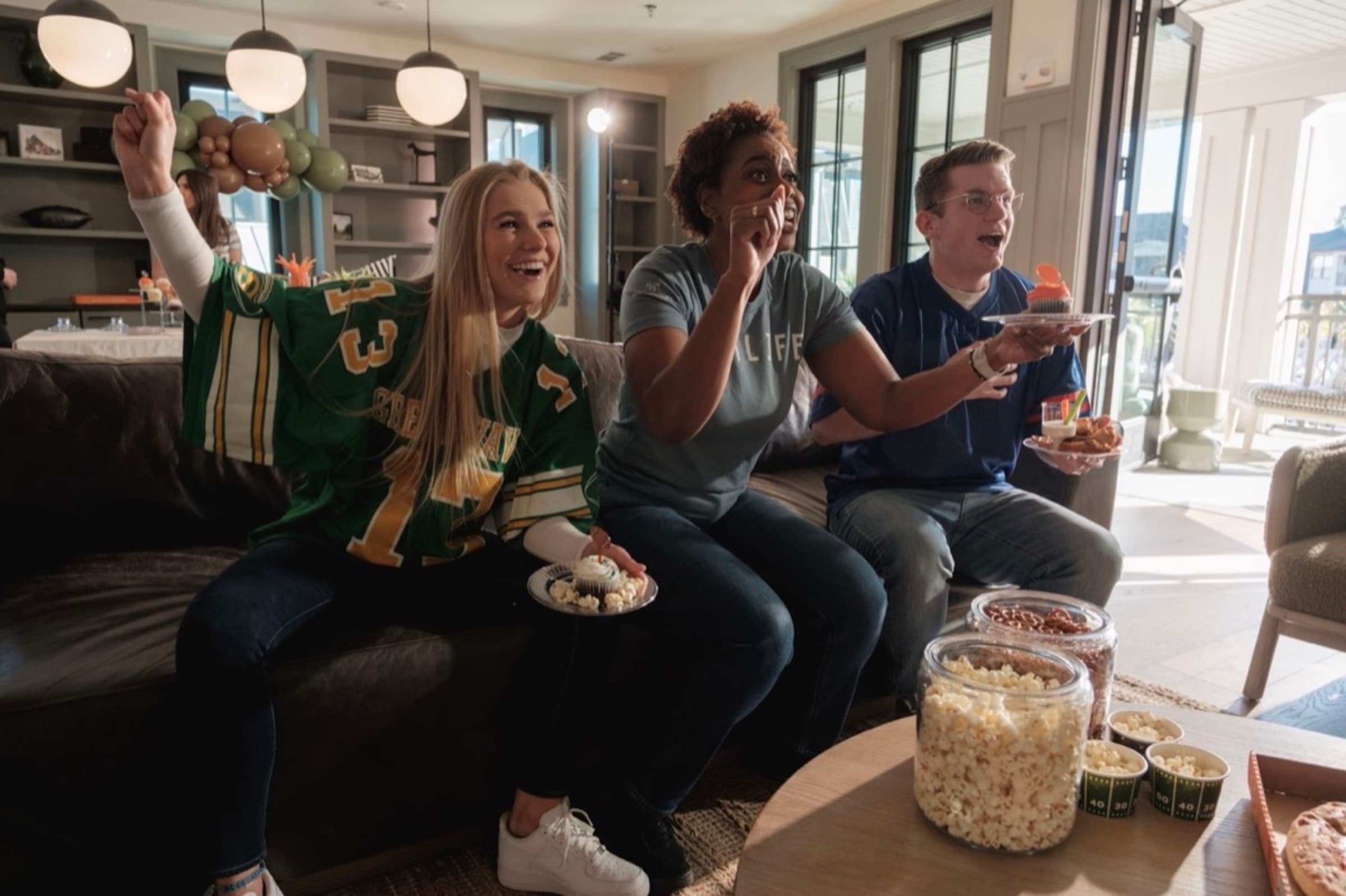 Famille regardant la télévision française en streaming IPTV
